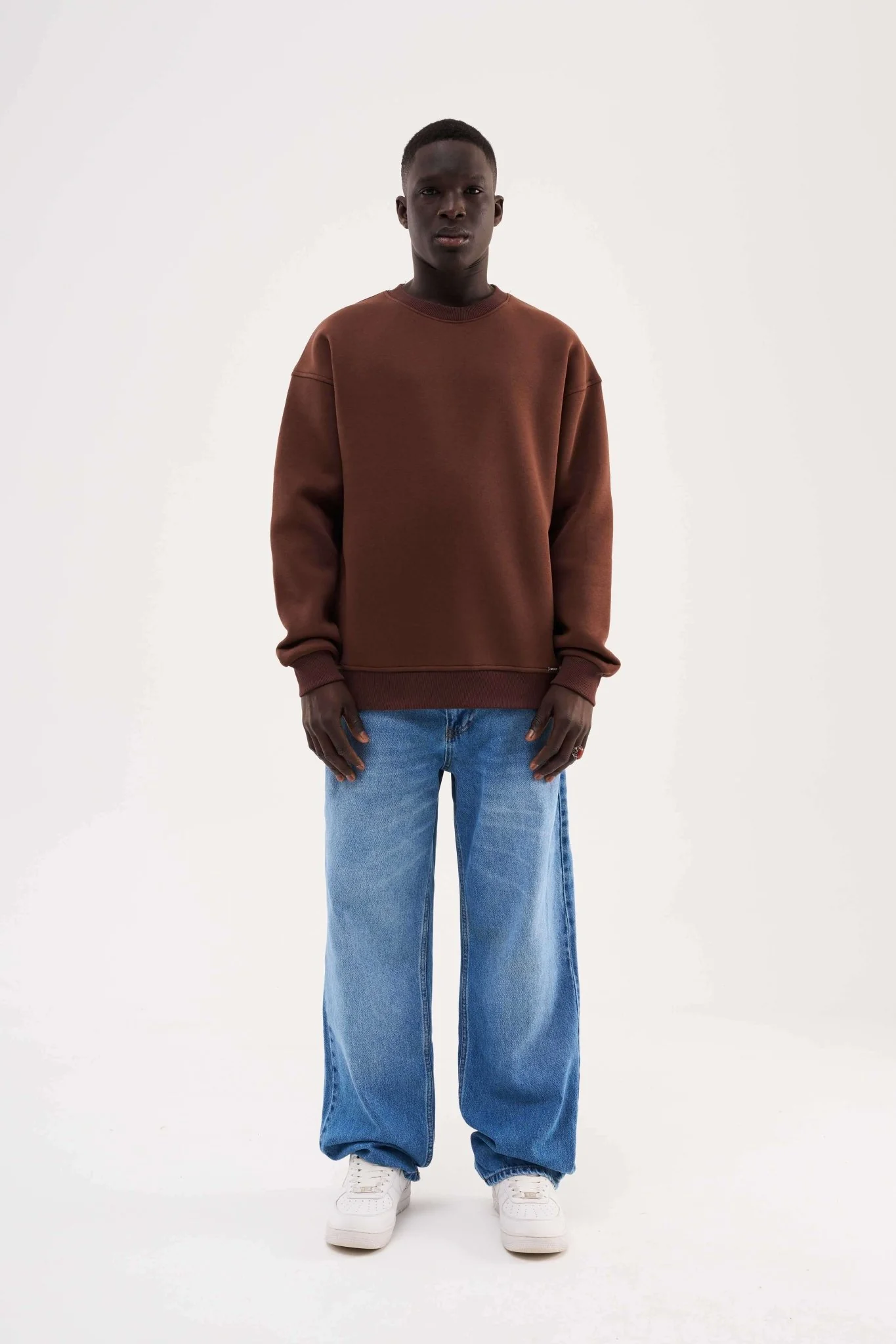 Erkek Basic Bisiklet Yaka Oversize Sweatshirt Koyu Kahverengi - Image 5